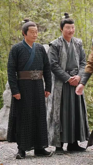 女帝还是小可怜，被我收养（82集）短剧全集无删完整版